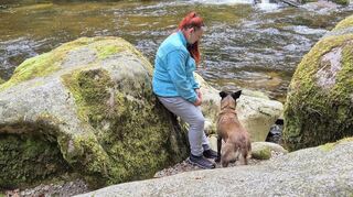 Anke Hille und Bailey am Wasser.