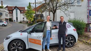Übergabe des neuen Carsharing-Autos in Boxberg. Bürgermeisterin Heidrun Beck erhält den Schlüssel des Carsharing-Fahrzeuges von Fabian Fluhrer (Stadtwerk Tauberfranken).