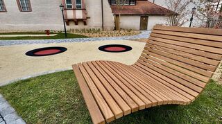 Ruhebänke und Mini-Trampoline sorgen für Erholung und Spaß.