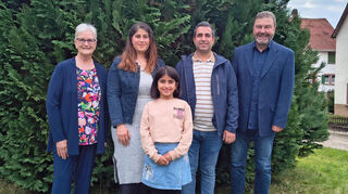 Hiba Kones, Tochter Fatmah und Abdul Koro fühlen sich in Hirschlanden integriert, auch dank der Hilfe von Gudrun Arnold (links) und Ortsvorsteher Martin Herrmann (rechts).