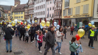 Mit ihren bunten Ballons zogen die Kinder durch die Wertheimer Altstadt zum Festgelände der Michaelismesse.