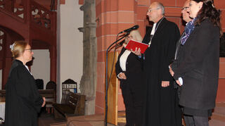 In ihr Amt als Schuldekanin des Kirchenbezirks Wertheim wurde Birgit Niehaus (links) durch Oberkirchenrat Wolfgang Schmidt eingeführt. Mit ihnen freuten sich Petra Simon, Detlef Gaiser und Bettina Gellhaar.