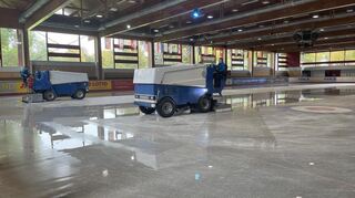 Die Eismeister im Mannheimer Eissportzentrum Herzogenried pflegen die Eisfläche in der Eugen-Romminger-Halle.