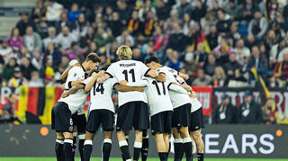 Gemeinam stark: Die deutsche Spieler bilden vor der Partie gegen Luxemburg einen Kreis.