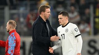 Bundestrainer Nagelsmann (l.) bedankt sich bei Wirtz für seinen Einsatz.