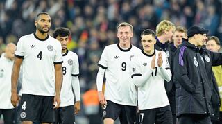 Wirtz (r.) freut sich mit den DFB-Kollegen über den Sieg gegen Luxemburg.