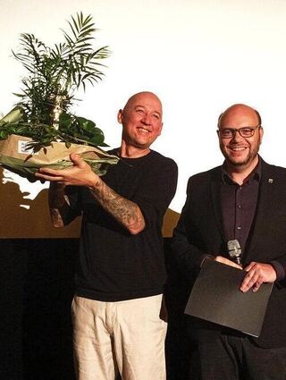 Ein Oscar für die Löwenlichtspiele. Mit Kinobetreiber Nenad Tomasinjak freut sich Walldürns Bürgermeister Meikel Dörr.