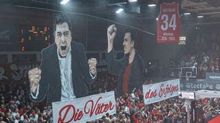 Die Fans der Fitness First Würzburg Baskets feierten mit einer besonderen Choreografie Trainer Sasa Filipovski und Sportdirektor Kresimir Loncar als die Väter des Erfolges.