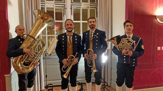 Das Quartett der Blaskapelle Löffelstelzen mit (von links) Michael Engert (Tuba), David Blank und Martin Gabel (beide Flügelhorn) und Florian Ott (Horn), sorgten beim traditionsreichen Abschlussturmblasen für musikalische Höhepunkte auf dem Deutschordenplatz.