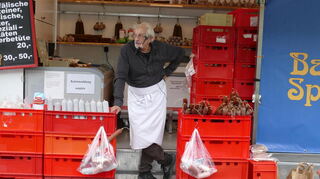 Der Marktschreier bot Wurst feil und trug so zum besonderen Messeeinkauf bei.