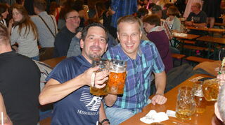 Das Anstoßen mit einer Maß Festbier gehörte auch am zweiten Messewochenende dazu.