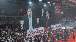 Mit einer Choreografie feierten die Fans bereits vor dem Spiel Trainer Sasa Filipovski und Sportdirektor Kresimir Loncar als die Väter des Erfolges.