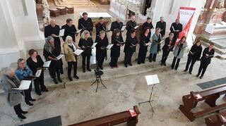 Ein niveauvolles Chorkonzert zugunsten des Ökumenischen Hospizdienstes Bad Mergentheim bot das Vokalensemble „ViaVicis“ in der katholischen Stadtkirche St. Jakobus in Lauda.