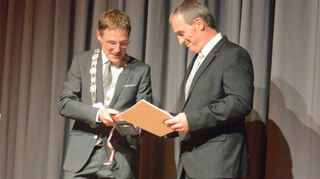 Jürgen Galm überreichte Thomas Zemmel die Julius-Hofmann-Medaille.