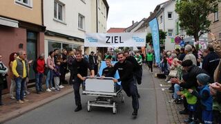 Beim „Bettenrennen“ ging es mit vereinten Kräften bergauf.