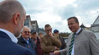 Peter Hauk (rechts) im Gespräch mit Bürgermeister Stefan Grimm (links), Bürgern und Mitgliedern des CDU-Gemeindeverbands.
