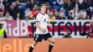 Nico Schlotterbeck am Ball bei seinem Länderspiel-Comeback gegen Luxemburg.
