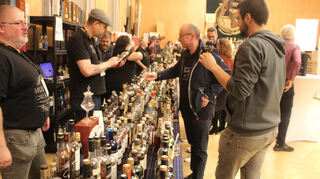 Auf der World of Whisky darf nach Herzenslust getrunken werden. Eine Einladung, die von den Besuchern gern angenommen wird.