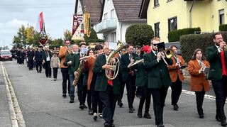 Festumzug am Sonntagvormittag durch Königshofen mit fast 20 Gruppierungen.