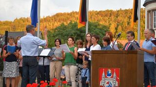 Neben Gottesdiensten gestaltet der Chor „Rückenwind“ auch immer wieder Jubiläen oder Feste mit. Hier sang der Chor dem ehemaligen Bürgermeister Volker Rohm ein Ständchen bei dessen Verabschiedung.