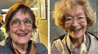 Ursula Seeliger (l.) und ihre Freundin Helga Grimme aus Mannheim waren neugierig auf den türkischen Sänger Zülfü Livaneli.