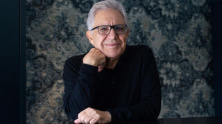 Der türkische Sänger Zülfü Livaneli füllte gemeinsam mit der Deutschen Staatsphilharmonie Rheinland-Pfalz den Rosengarten in Mannheim.