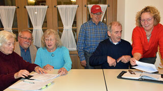 Mitglieder der Stolperstein-Gruppe Tauberbischofsheim mit Margrit Lakner (links) und Joram Brückheimer (Vierter von links). Das Bild zeigt (von links) Werner Bartholme, Kerstin Haug-Zademack, Gunter Schmidt und Dr. Sabine Münch.
