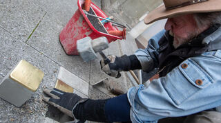 Gunter Demnig, Künstler und Initiator der Verlegung von Stolpersteinen zur Erinnerung an Opfer aus der Zeit des Nationalsozialismus, soll in der Kreisstadt erstmals im kommenden Jahr Stolpersteine verlegen. In Grünsfeld wird er das wiederholt am Mittwoch, 15. Oktober, ab 13 Uhr in der Leuchtenbergstraße tun.