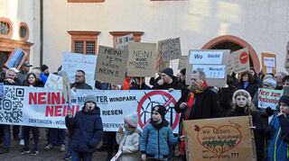 Im Feburar gab es Proteste gegen die geplanten Dertinger Windkraftanlagen im Innenhof des Wertheimer Rathauses.