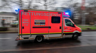 Der Autofahrer erlitt bei dem Unfall schwere Verletzungen und wurde in ein Krankenhaus gebracht.