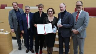 Brückenbauer-Preis fürs Russlanddeutsche Theater Niederstetten (von links): Bayerns SPD-Vorsitzender Sebastian Roloff, Volkmar Halbleib, Laudatorin Katja Weitzel, Maria und Peter Warkentin vom Russlanddeutschen Theater Niederstetten und Landtags-Vizepräsident Markus Rinderspacher.