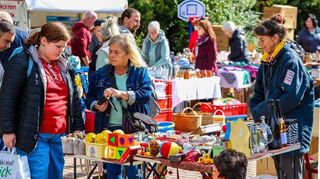 Der traditionelle Flohmarkt auf dem Rossparkplatz und im Unterschlosshof war erneut ein echter Publikumsmagnet.