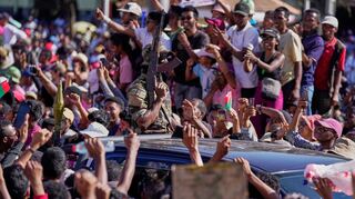 Demonstranten bejubeln Angehörige des Militärs auf Madagaskar, als diese den Sturz des Präsidenten ankündigen.