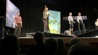 Eine starke Geschichte vom Haben und Verlieren: Die Inszenierung nach Jenny Erpenbecks Roman „Heimsuchung“ in der Stadthalle Tauberbischofsheim.
