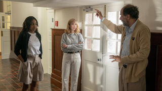 Julia Roberts (M.) als Alma und Ayo Edebiri (l.) als Maggie im Film „After the Hunt“.