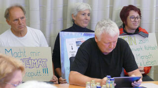 Ihre Ablehnung der Pläne zum Bau eines Umspannwerks bei Röttbach brachten einige Bürgerinnen und Bürger in der Sitzung des Kreuzwertheimer Gemeinderats mit Plakaten zum Ausdruck.