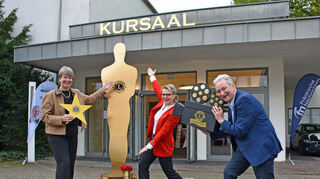 Der Lions Club freut sich auf seinen Benefizball „Glamouröses Hollywood" am Samstag, 17. Januar, in Bad Mergentheim. Zum Orga-Team gehören (von links) Christine Rupp, Regina Hohenstein und Dr. Norbert Schön.
