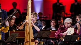 Die „Lautten Compagney Berlin“ wurde beim „Opus Klassik 2025“ in der Bundeshauptstadt als „Ensemble des Jahres“ ausgezeichnet. Mit dabei ist auch die in Bad Mergentheim geborene Harfenistin Luise Enzian (Mitte).