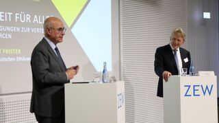 Prof. Achim Wambach (l.), ZEW-Präsident, und Prof. Helmut Frister, Vorsitzender des Deutschen Ethikrats, beim Vortag in Mannheim.
