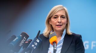 Nach Plänen von Ministerin Warken sollen die Beiträge stabil bleiben können.