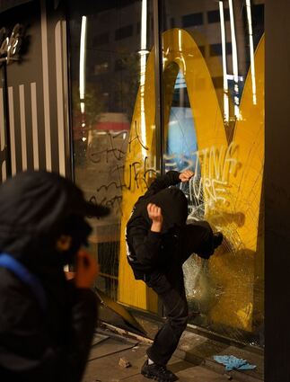 Auch eine Filiale einer US-Schnellimbisskette wurde in Barcelona bei den anti-israelischen Ausschreitungen angegriffen.