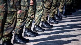 Antreten, Märsche, Schießübungen – sollten in den nächsten Jahren nicht genügend Freiwillige bei der Bundeswehr zusammenkommen, könnte auch die Wehrpflicht wiederbelebt werden.