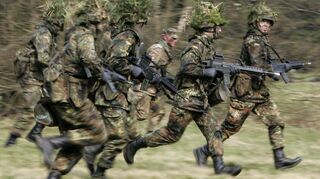 Mit dem Wehrdienstgesetz erhofft sich die Regierung mehr Klarheit darüber, wie viele junge Menschen für die Truppe in Frage kämen, und auch mehr Freiwillige.