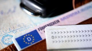 Die Bundeswehr wirbt mit einem satten Zuschuss zum Führerschein um Nachwuchs. Führerscheine kosten mittlerweile 4.000 Euro und mehr.