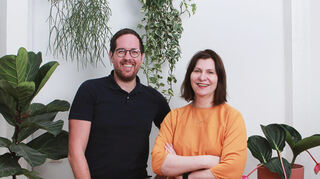 Alexander Schmitt (links) und Gründerin Claudia Nassif (rechts) führen gemeinsam das Berliner Pflanzen-Start-up Fyta. Der Messekontakt der beiden war Startschuss für die Entwicklung smarter Sensoren.