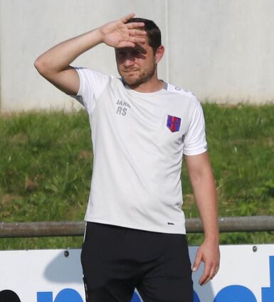 Hollenbachs Trainer Reinhard Schenker sieht vor dem Auftritt seiner Mannschaft in singen alles andere als schwarz.