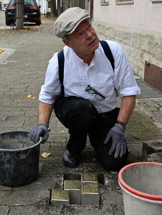 Gunter Demnig bei der Verlegung der Stolpersteine in Grünsfeld.