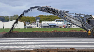 Großbaustelle City Airport: Die Start- und Landebahn wird komplett erneuert. Die Arbeiten dauern zwei Wochen.