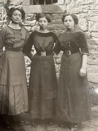Hedwig, Selma und Hilda Brückheimer (Külsheim) um das Jahr 1920. Die Geschwister führten von 1922 bis 1940 in Wertheim ein Schuhgeschäft und wurden nach August 1942 in Auschwitz ermordet.