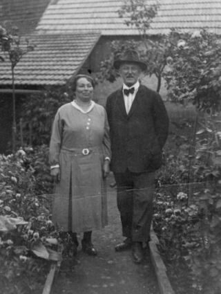 Adolf Schwarzschild und Sophie, geborene Brückheimer, in Festkleidung im Garten ihres Hauses in Dertingen (heute Aalbachstraße 42) im Jahr 1934. Beide wurden nach August 1942 in Auschwitz ermordet.